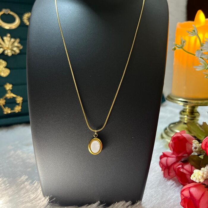 The Heirloom Oval Pendant Necklace