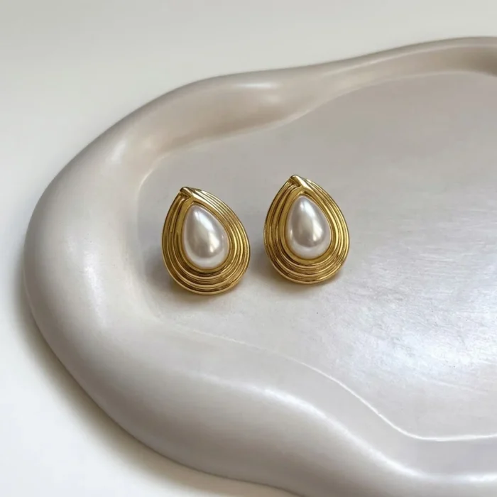 Ribbed Teardrop Pearl Stud